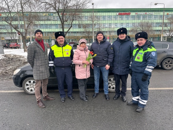 В Восточном округе полицейские совместно с общественниками Антоном Петровым и Ильей Афанасьевым провели акцию «Цветы для автоледи»