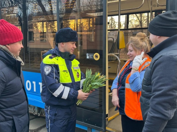 Полицейские совместно с Общественным советом при УВД по ВАО провели акцию «Цветы для автоледи»