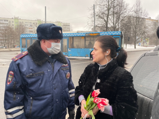 В ВАО полицейские поздравили автоледи с наступающим Международным женским днем