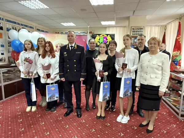 В преддверии 8 Марта юным москвичкам Восточного округа торжественно вручили паспорта