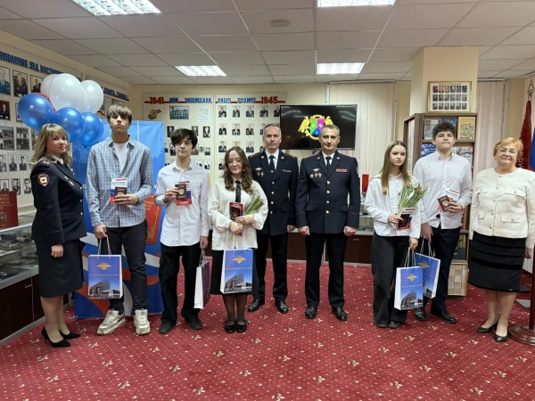 В честь празднования Дня Конституции в Восточном округе Москвы торжественно вручены первые паспорта юным гражданам