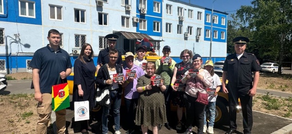 Полицейские совместно с Членом Общественного Совета при УВД по ВАО Марией Сёминой встретились с воспитанниками центра содействия семейному воспитанию «Маяк» в преддверии дня защиты детей