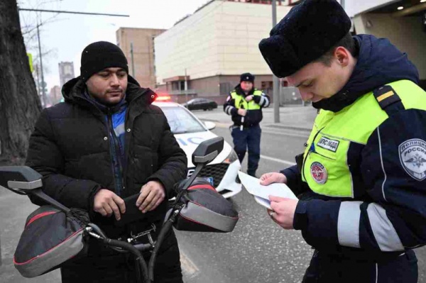 Сотрудники Госавтоинспекции УВД по ВАО напомнили велокурьерам о соблюдении Правил дорожного движения