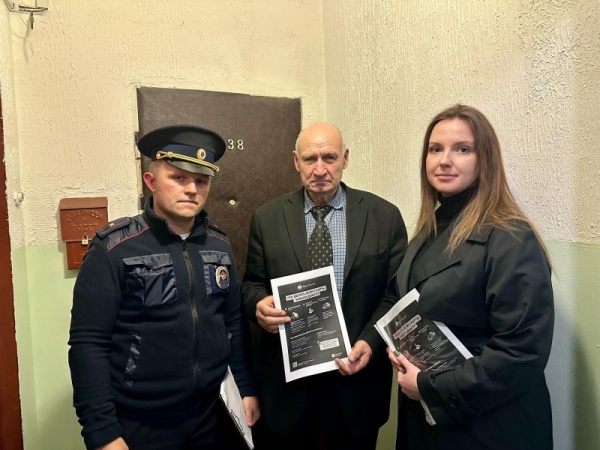 Член Общественного совета при УВД по ВАО совместно с участковым уполномоченным полиции провели профилактические беседы с жителями района