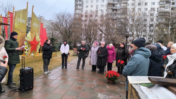 Активисты совета ветеранов района Ивановское возложили цветы к памятной стеле