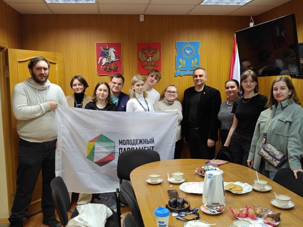 Активисты молодёжной палаты Ивановского встретились с главой МО Громовым