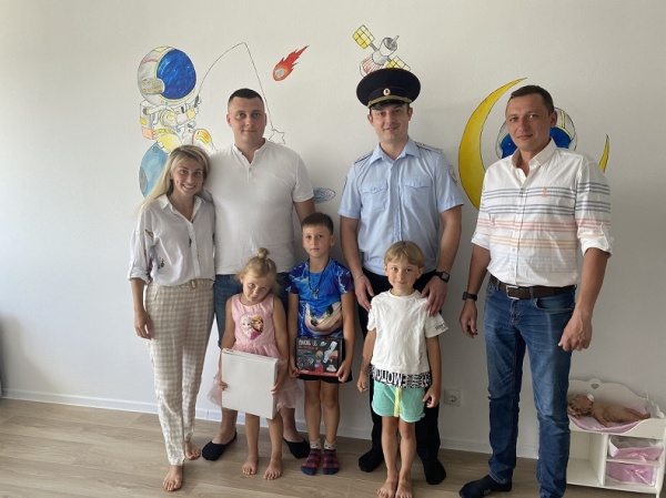 В преддверии Дня семьи, любви и верности в Восточном округе поздравили многодетную полицейскую семью