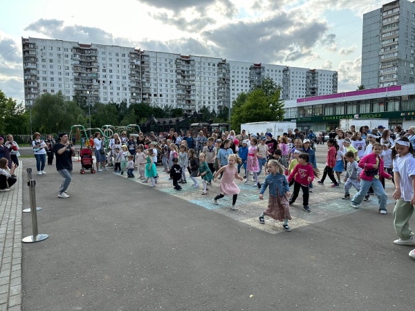 Мороженое в День защиты детей раздавали юным жителям Ивановского