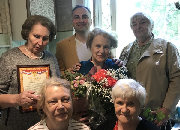 Почётный житель МО Ивановское Марина Карпунина принимает поздравления с юбилеем
