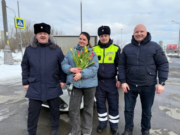 Праздничный патруль: в Восточном округе столицы полицейские поздравили женщин-водителей с 8 Марта