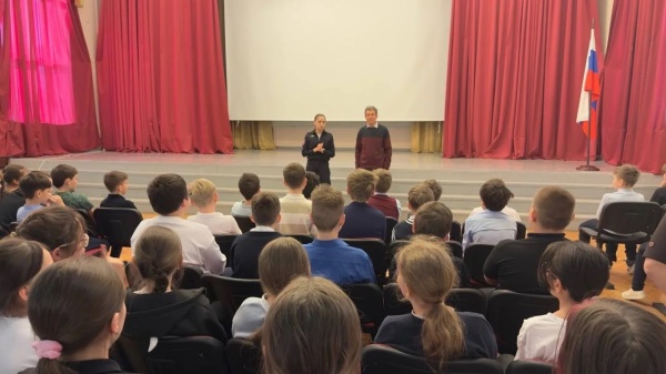 В районе Новокосино полицейские провели профилактические занятия со школьниками по кибербезопасности и правовой грамотности