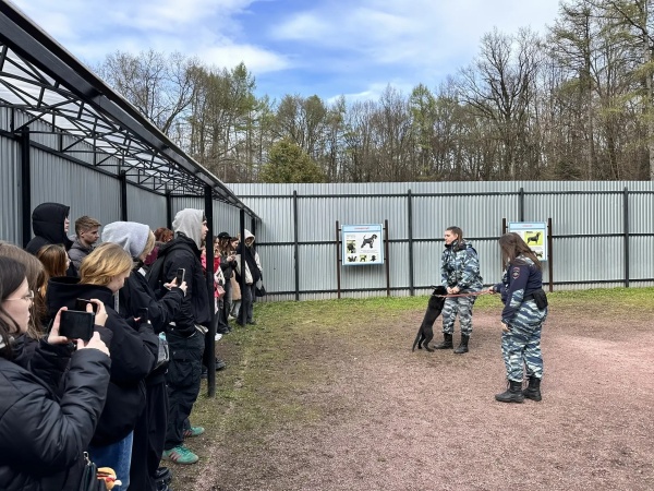 Член Общественного совета УВД по ВАО Галина Горбунова организовала экскурсию для студентов технического колледжа в Центр кинологической службы.