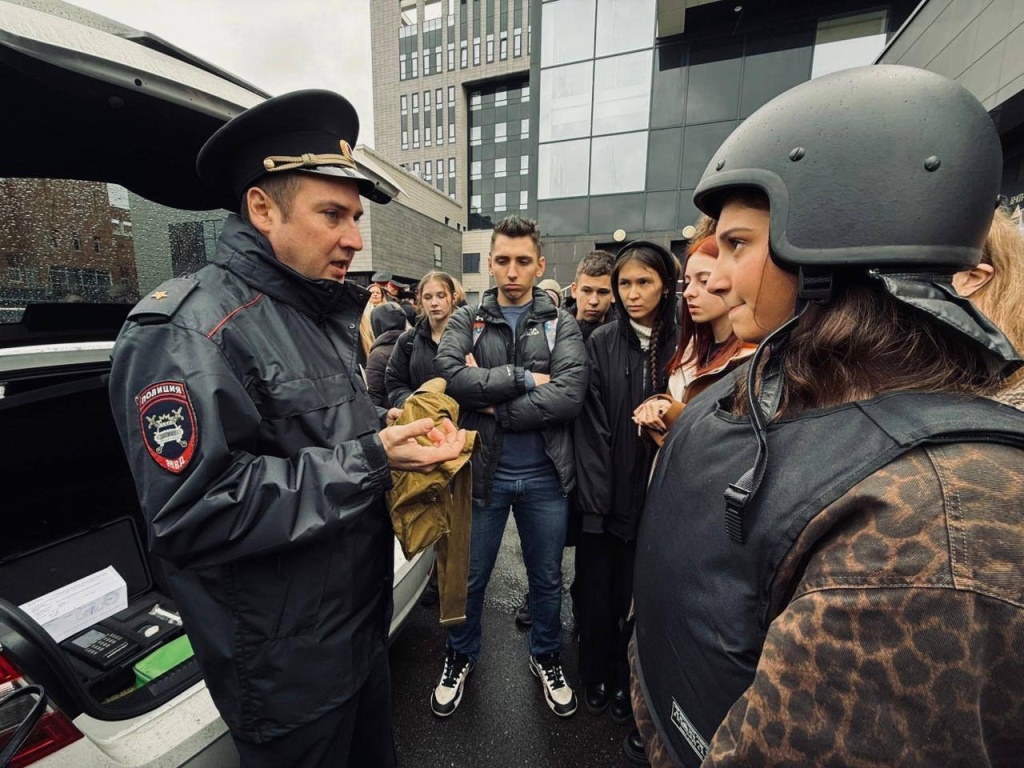 В Управлении внутренних дел по ВАО ГУ МВД России по г.Москве прошел День открытых дверей для школьников Восточного округа2.jpg