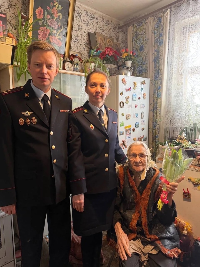 Полицейские Восточного округа столицы поздравили ветерана — труженицу тыла с Международным женским днем.jpg