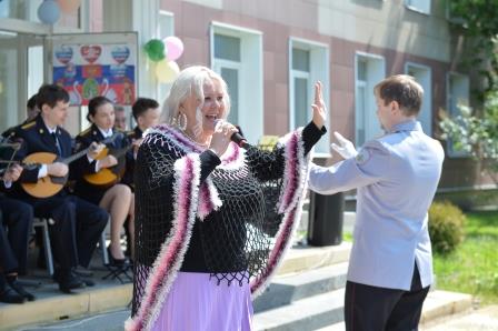 Московские полицейские организовали концерт и встречу со служебными животными для юных пациентов Центра борьбы с туберкулезом2.jpg