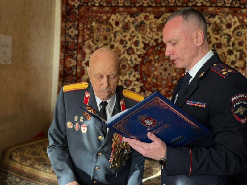 Полицейские Восточного округа столицы поздравили ветерана с предстоящим Днем сотрудника органов внутренних дел2.jpg