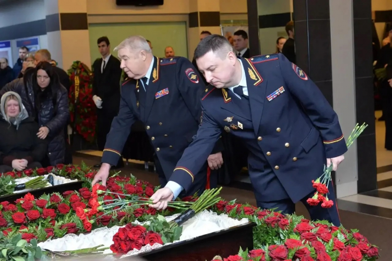 Московские полицейские провожают в последний путь своих коллег, выполнивших служебный долг ценой собственной жизни2.jpg