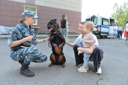 Московские полицейские организовали концерт и встречу со служебными животными для юных пациентов Центра борьбы с туберкулезом1.jpg