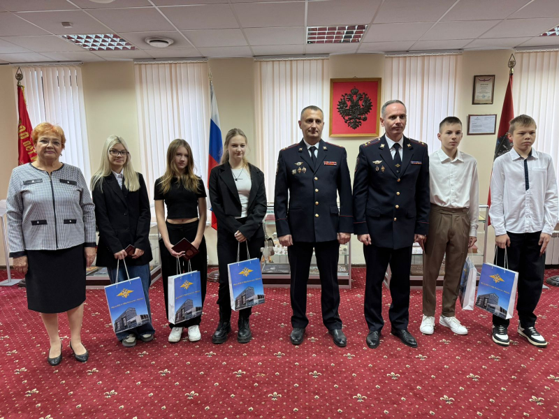 Юные москвичи Восточного округа получили паспорта в преддверии праздника Дня Народного Единства2.jpg